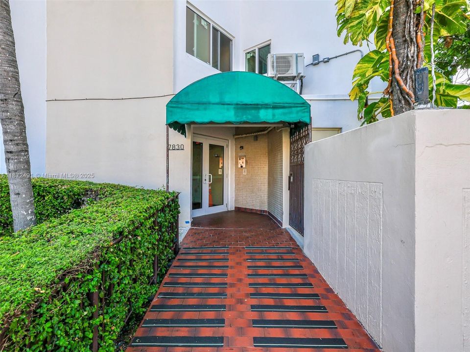 For Sale: $339,000 (2 beds, 2 baths, 1040 Square Feet)