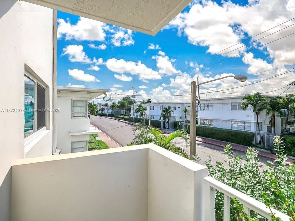 For Sale: $339,000 (2 beds, 2 baths, 1040 Square Feet)