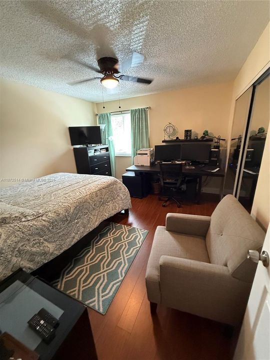 合同活跃: $380,000 (2 贝兹, 2 浴室, 1259 平方英尺)