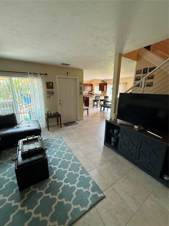 合同活跃: $380,000 (2 贝兹, 2 浴室, 1259 平方英尺)