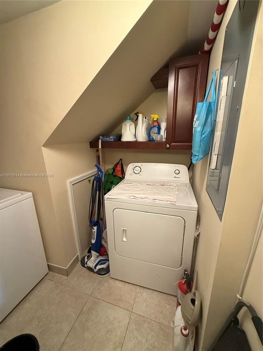 合同活跃: $380,000 (2 贝兹, 2 浴室, 1259 平方英尺)