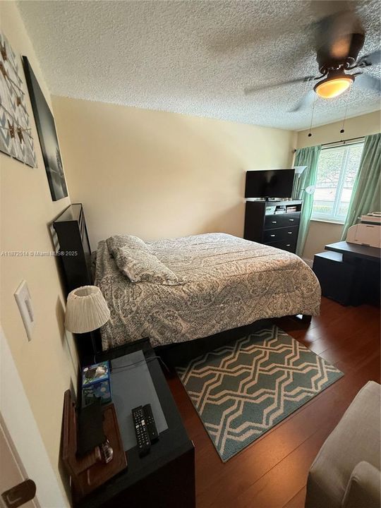 合同活跃: $380,000 (2 贝兹, 2 浴室, 1259 平方英尺)