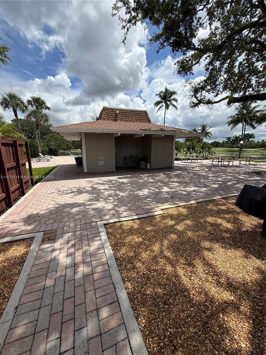 合同活跃: $380,000 (2 贝兹, 2 浴室, 1259 平方英尺)