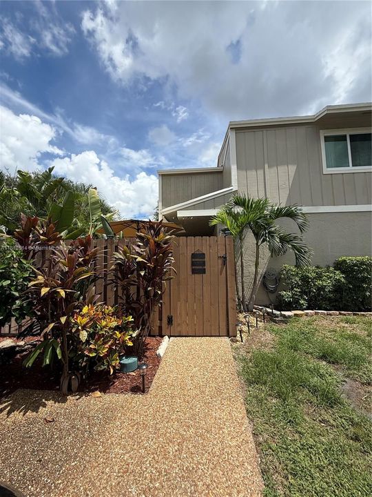 合同活跃: $380,000 (2 贝兹, 2 浴室, 1259 平方英尺)