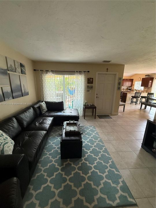 合同活跃: $380,000 (2 贝兹, 2 浴室, 1259 平方英尺)