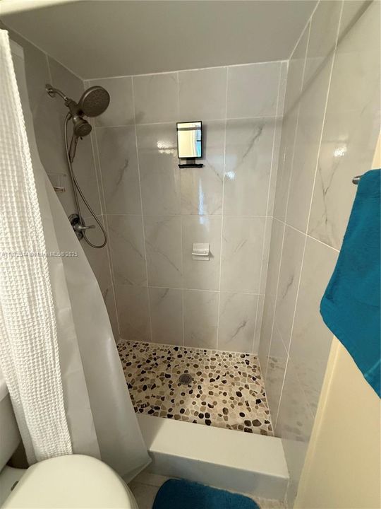 合同活跃: $380,000 (2 贝兹, 2 浴室, 1259 平方英尺)