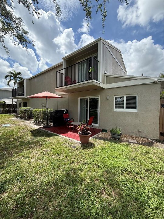 合同活跃: $380,000 (2 贝兹, 2 浴室, 1259 平方英尺)