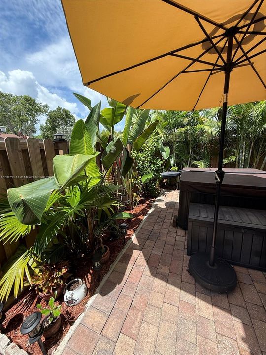 合同活跃: $380,000 (2 贝兹, 2 浴室, 1259 平方英尺)