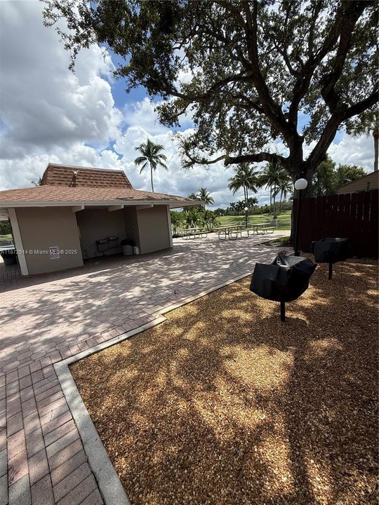 合同活跃: $380,000 (2 贝兹, 2 浴室, 1259 平方英尺)