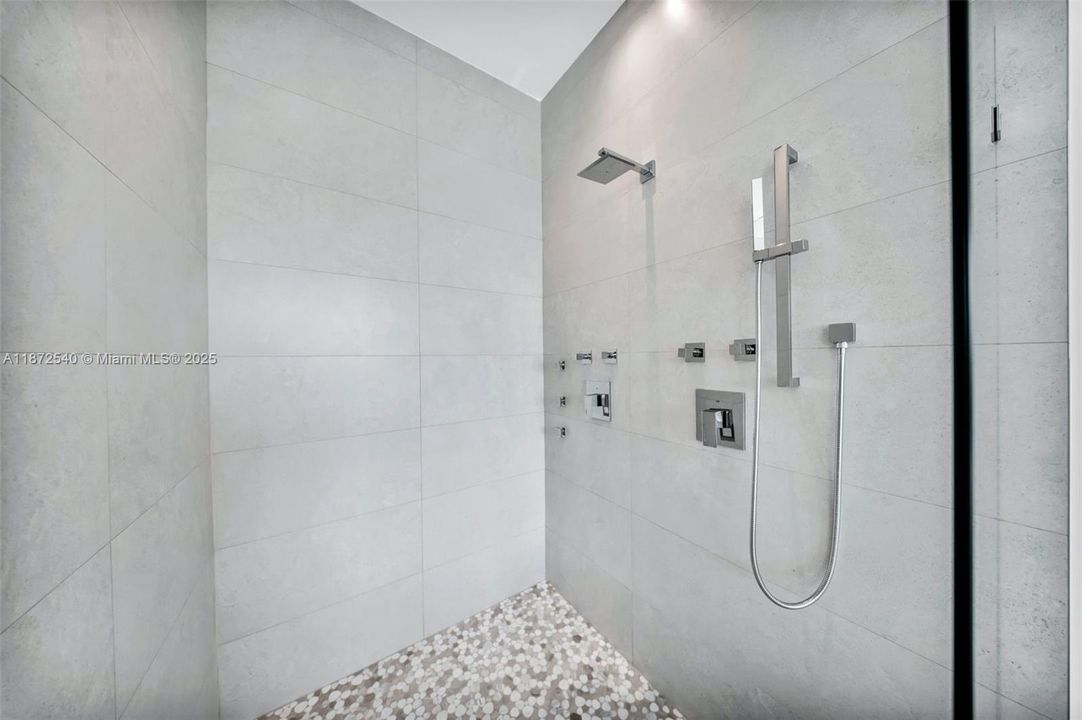 待售: $3,250,000 (5 贝兹, 6 浴室, 5368 平方英尺)