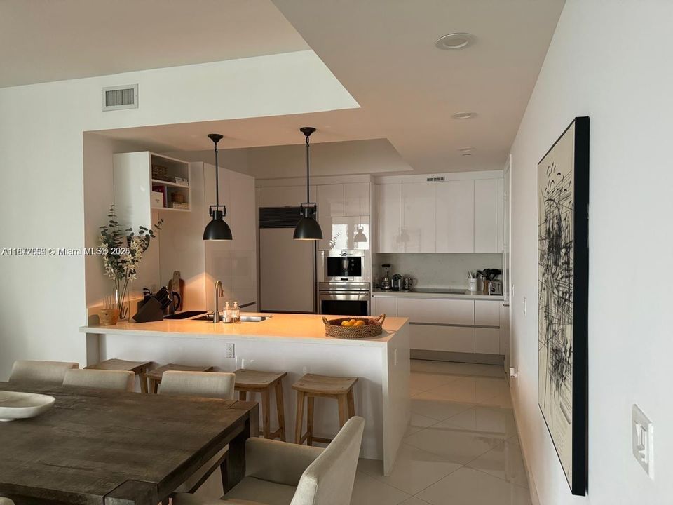 Activo con contrato: $9,500 (3 camas, 3 baños, 1935 Pies cuadrados)