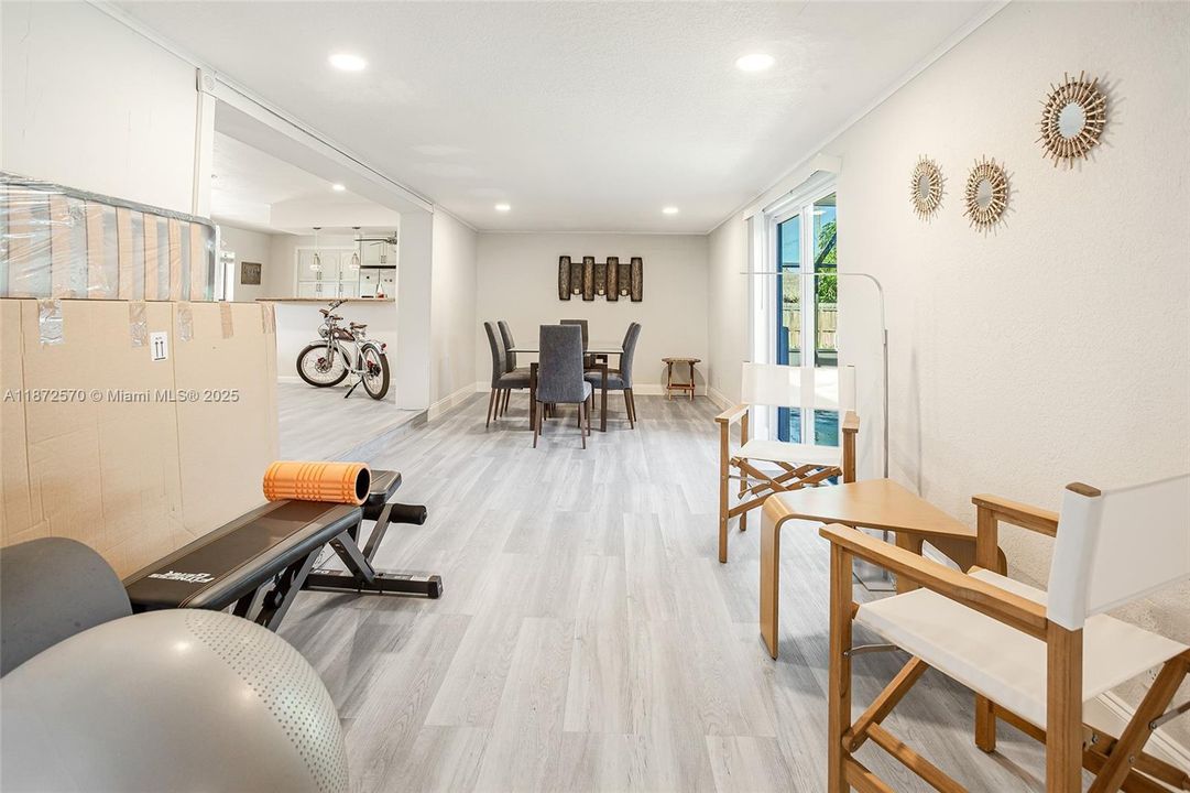 Active With Contract: $600,000 (3 beds, 2 baths, 1748 Square Feet)