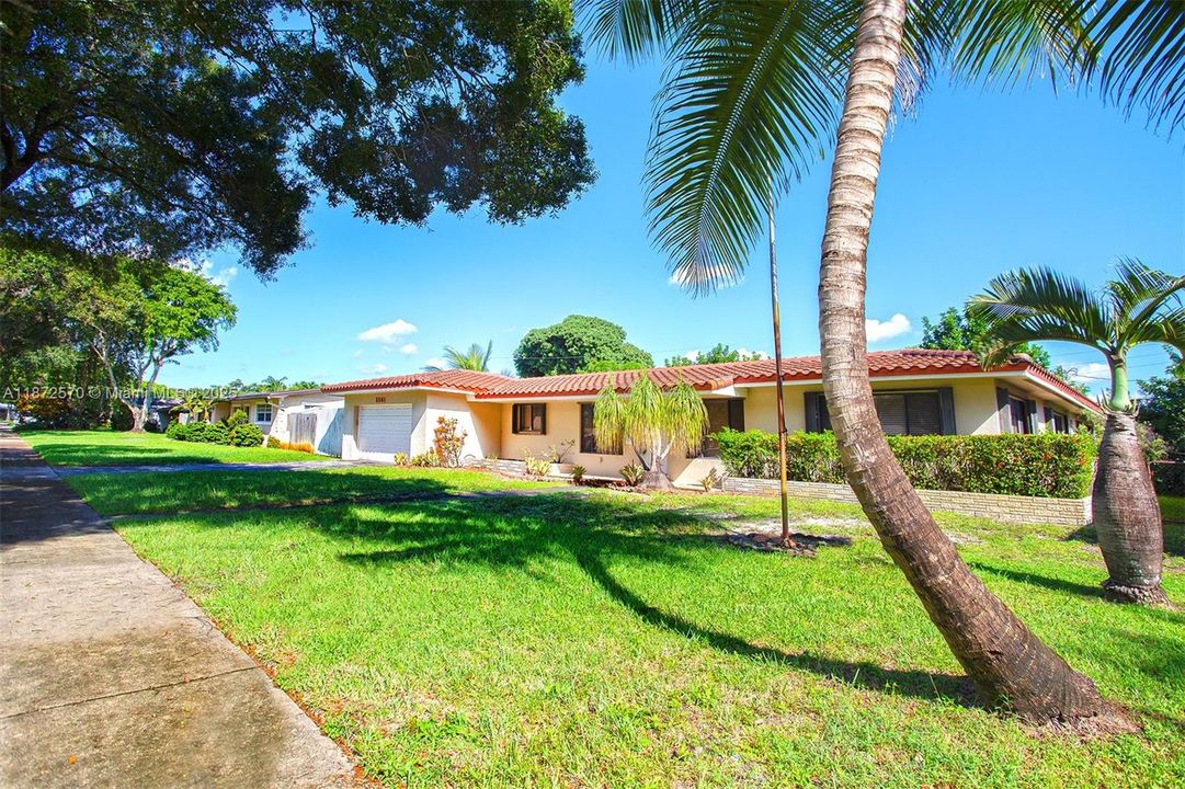 Active With Contract: $600,000 (3 beds, 2 baths, 1748 Square Feet)