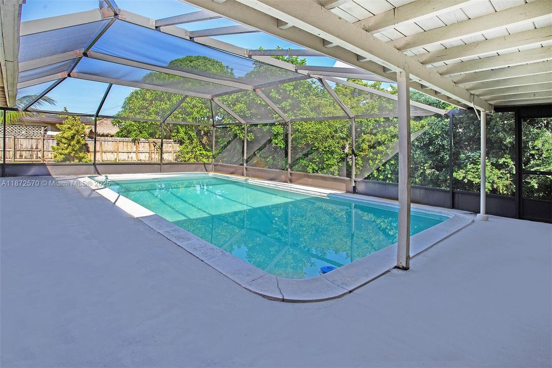 Active With Contract: $600,000 (3 beds, 2 baths, 1748 Square Feet)