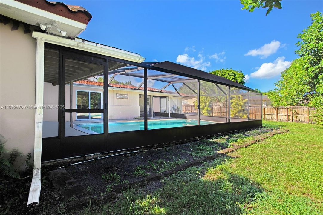 Active With Contract: $600,000 (3 beds, 2 baths, 1748 Square Feet)