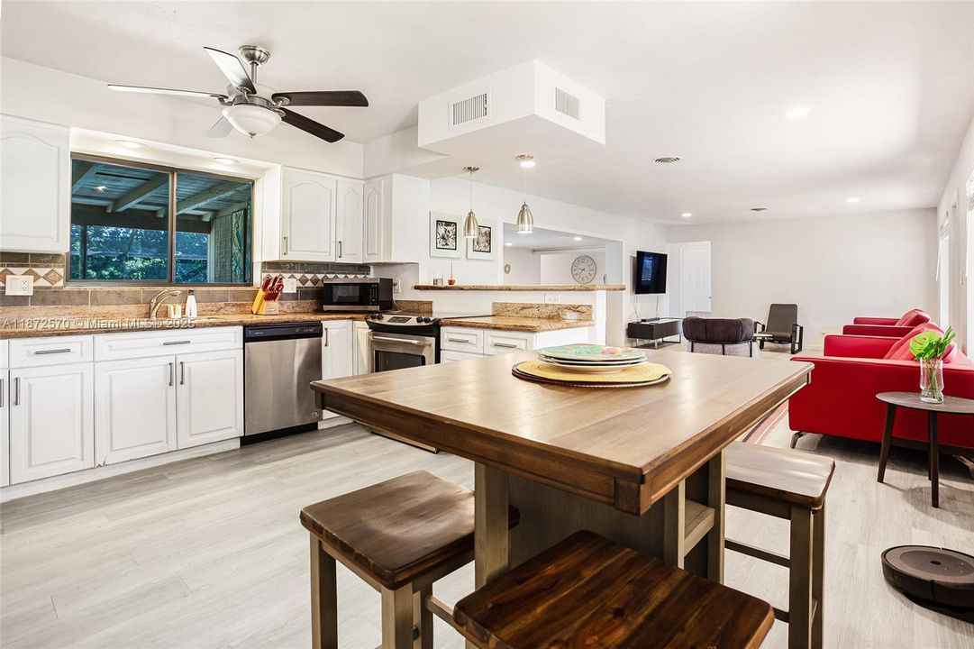 Active With Contract: $600,000 (3 beds, 2 baths, 1748 Square Feet)