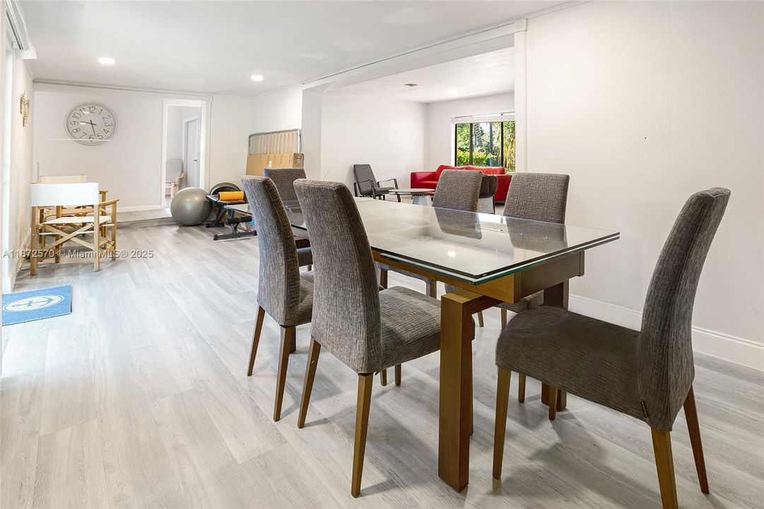 Active With Contract: $600,000 (3 beds, 2 baths, 1748 Square Feet)