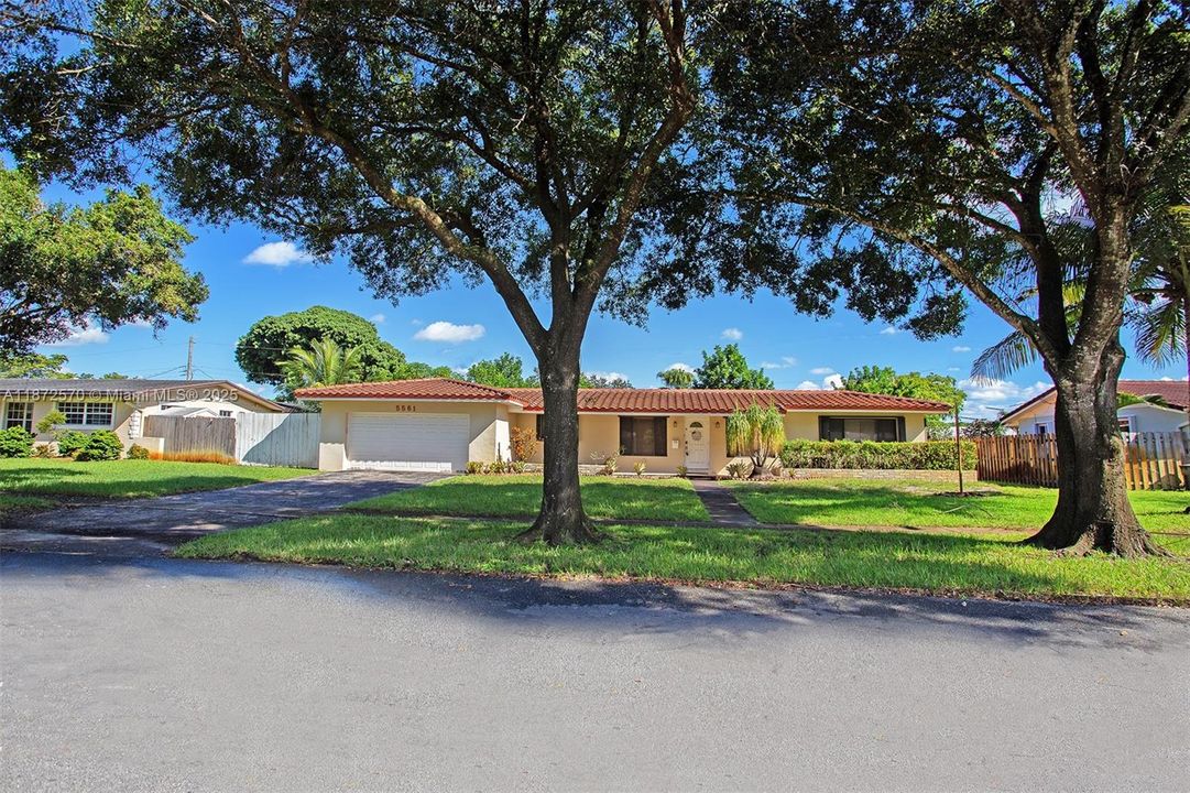 Active With Contract: $600,000 (3 beds, 2 baths, 1748 Square Feet)