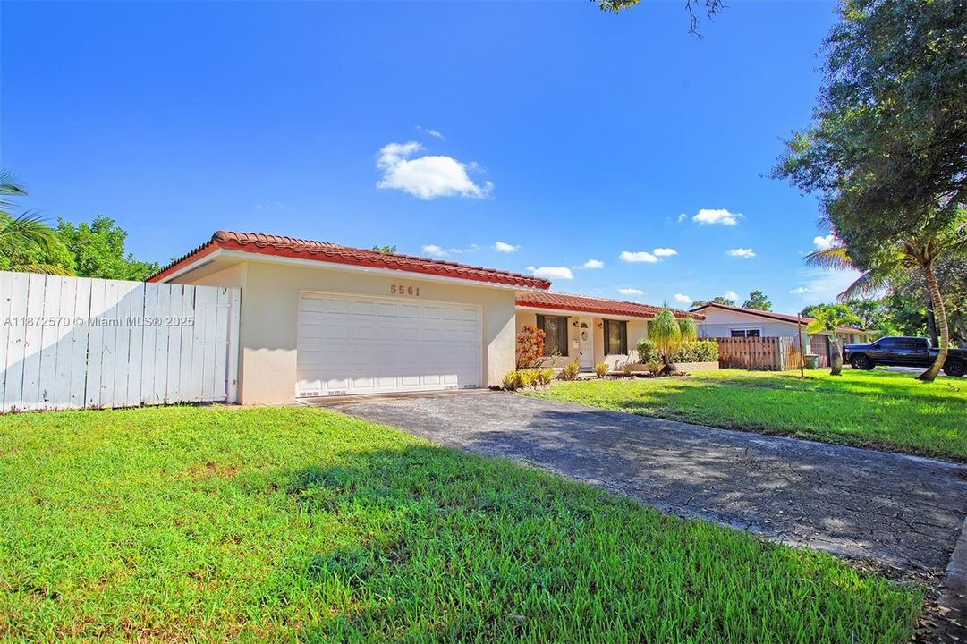 Active With Contract: $600,000 (3 beds, 2 baths, 1748 Square Feet)