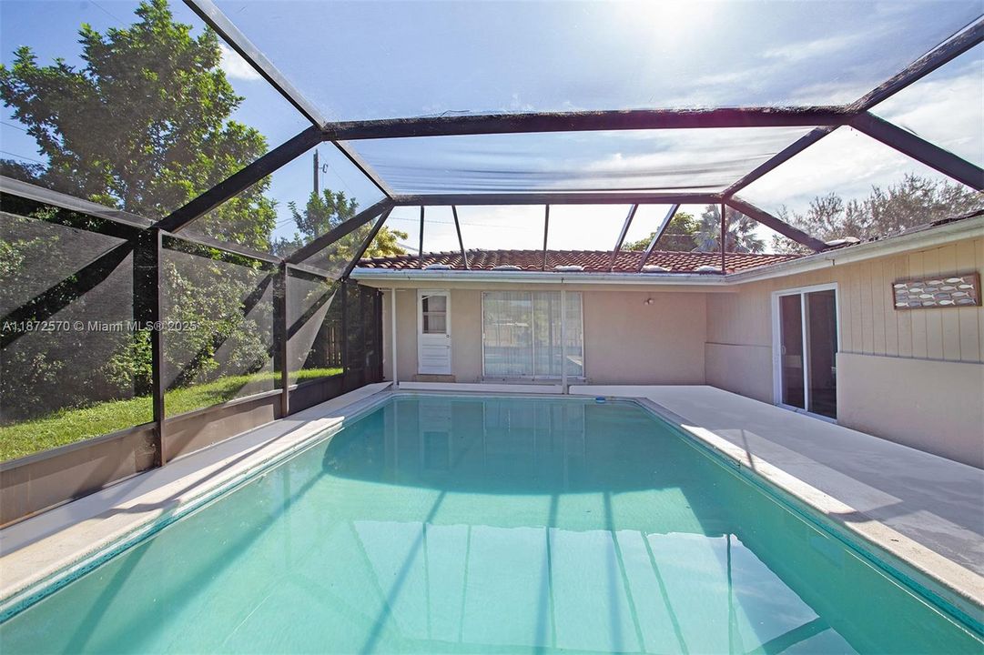 Active With Contract: $600,000 (3 beds, 2 baths, 1748 Square Feet)