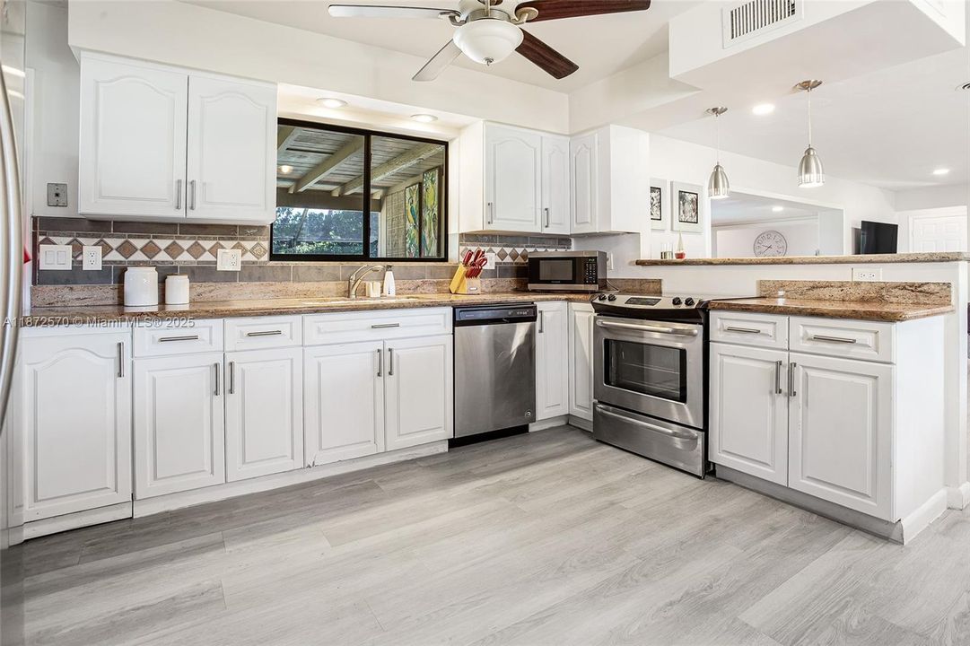 Active With Contract: $600,000 (3 beds, 2 baths, 1748 Square Feet)