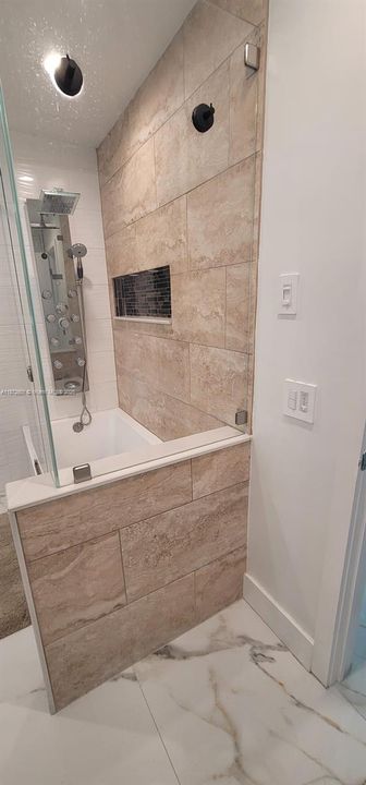 Recently Rented: $5,200 (3 beds, 2 baths, 2505 Square Feet)