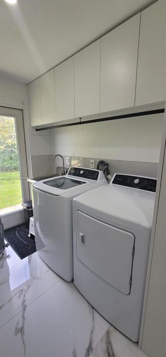 Recently Rented: $5,200 (3 beds, 2 baths, 2505 Square Feet)