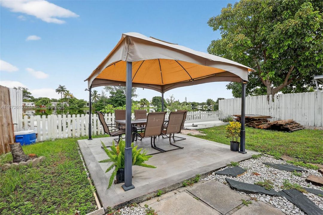 На продажу: $349,900 (2 спален, 3 ванн, 1416 Квадратных фут)