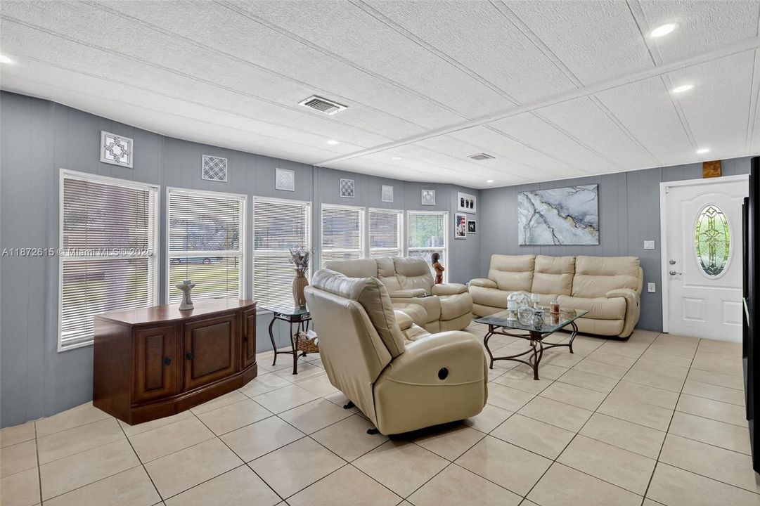 На продажу: $349,900 (2 спален, 3 ванн, 1416 Квадратных фут)