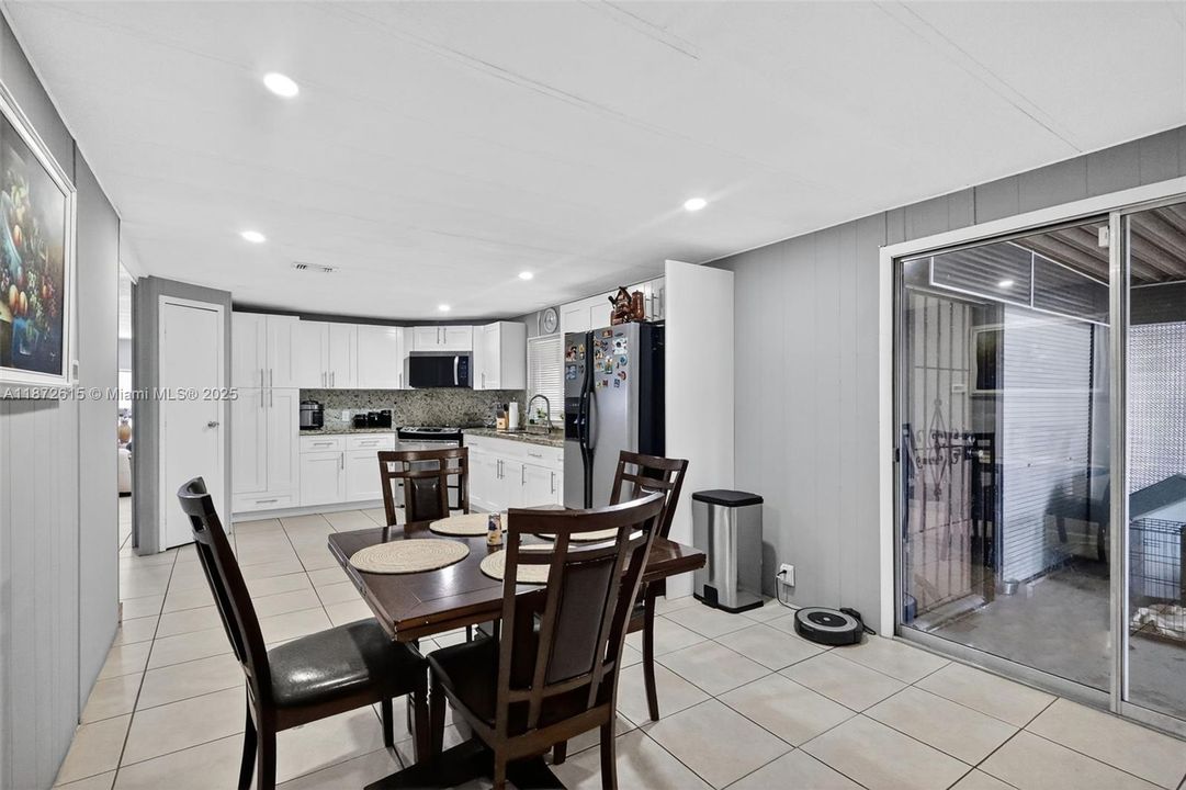 На продажу: $349,900 (2 спален, 3 ванн, 1416 Квадратных фут)