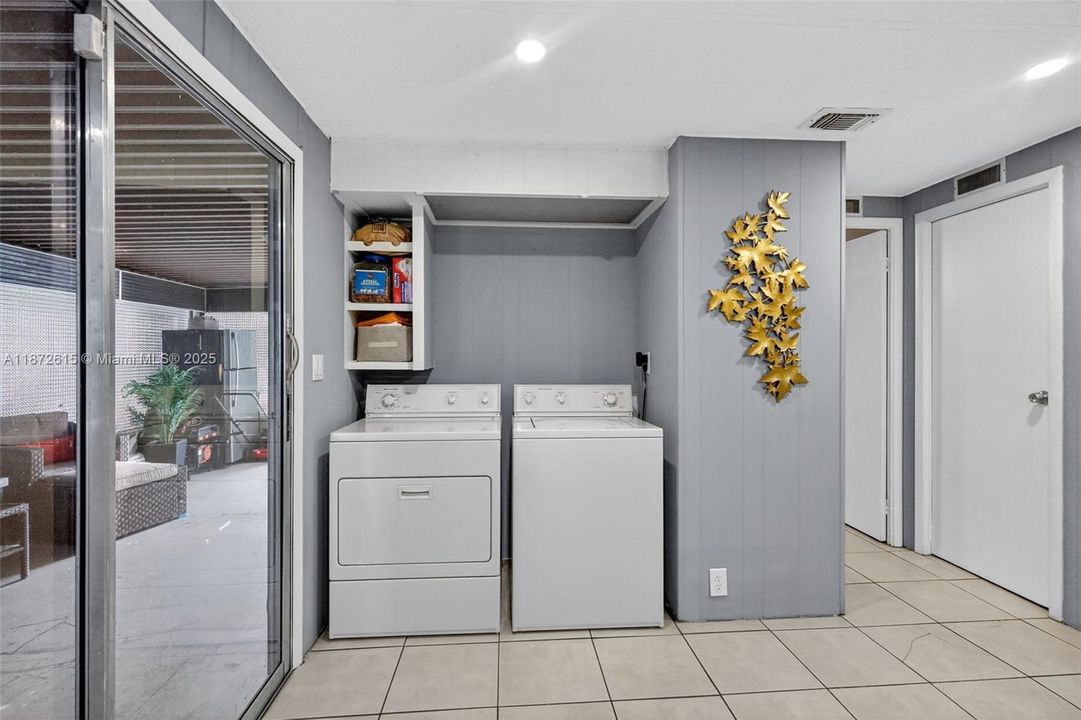 На продажу: $349,900 (2 спален, 3 ванн, 1416 Квадратных фут)