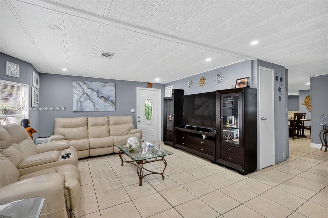 На продажу: $349,900 (2 спален, 3 ванн, 1416 Квадратных фут)