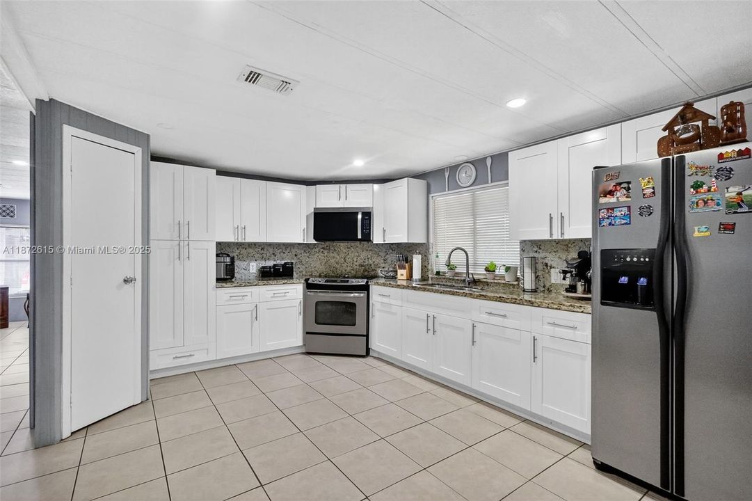 На продажу: $349,900 (2 спален, 3 ванн, 1416 Квадратных фут)