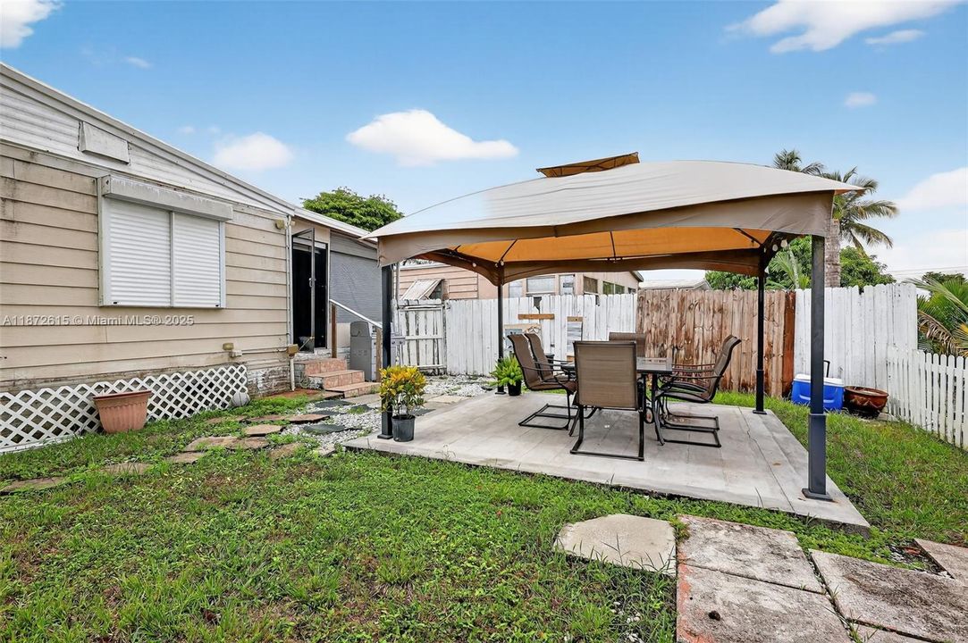 На продажу: $349,900 (2 спален, 3 ванн, 1416 Квадратных фут)