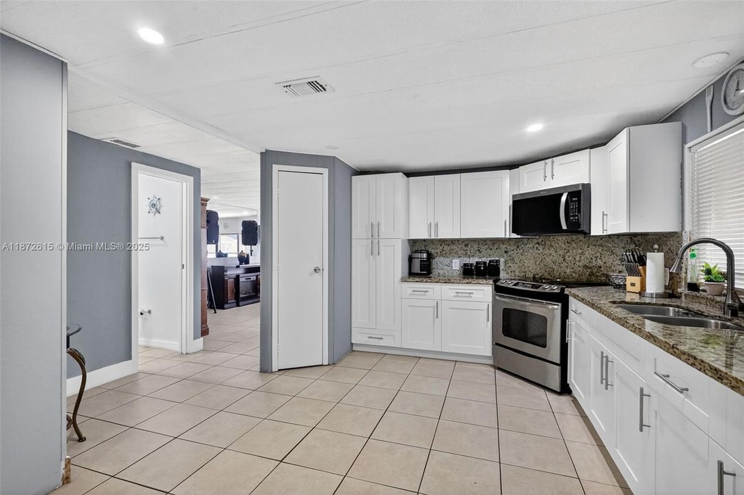 На продажу: $349,900 (2 спален, 3 ванн, 1416 Квадратных фут)