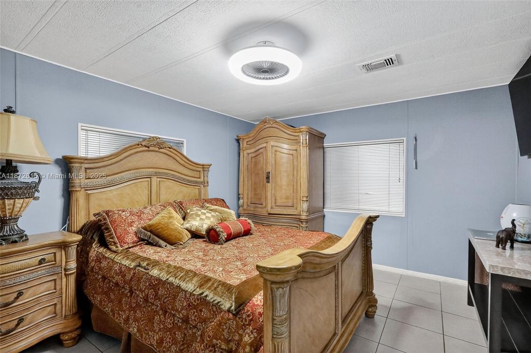 На продажу: $349,900 (2 спален, 3 ванн, 1416 Квадратных фут)