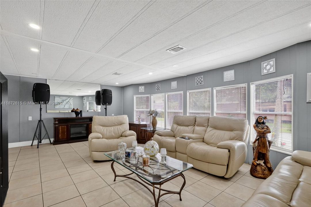 На продажу: $349,900 (2 спален, 3 ванн, 1416 Квадратных фут)