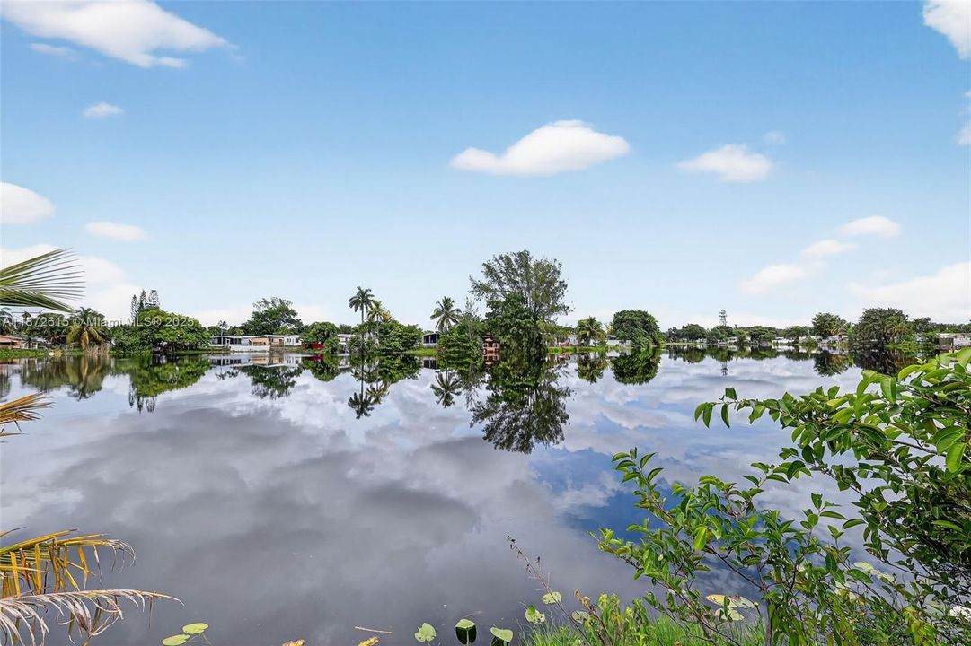 На продажу: $349,900 (2 спален, 3 ванн, 1416 Квадратных фут)