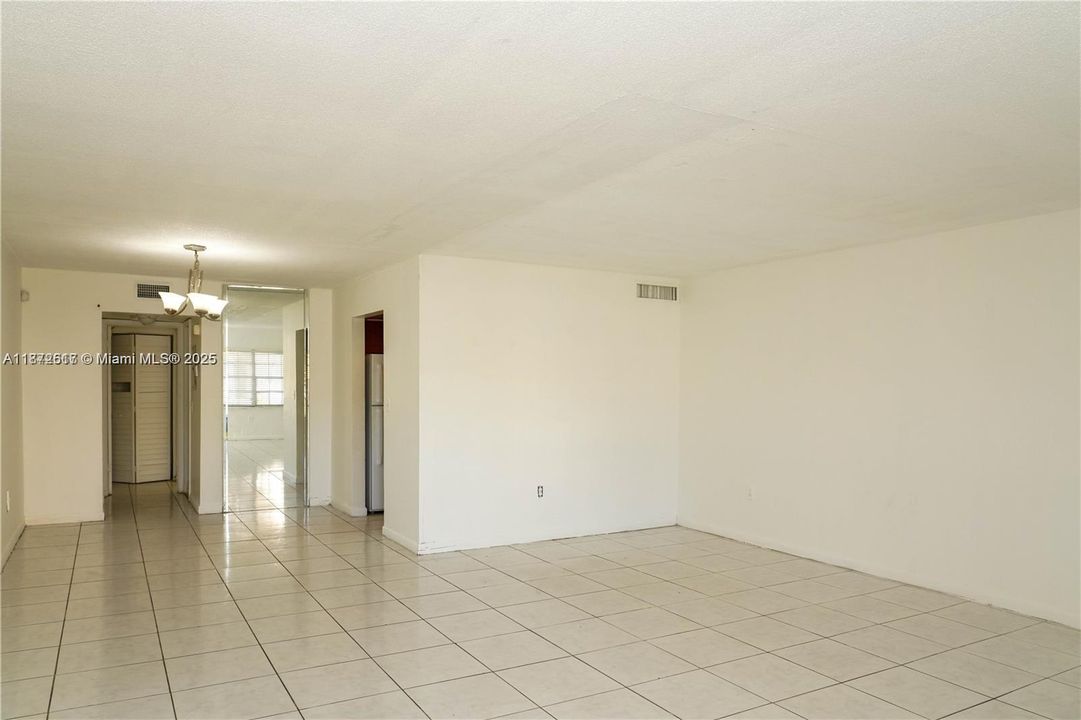 For Sale: $179,900 (1 beds, 1 baths, 1013 Square Feet)