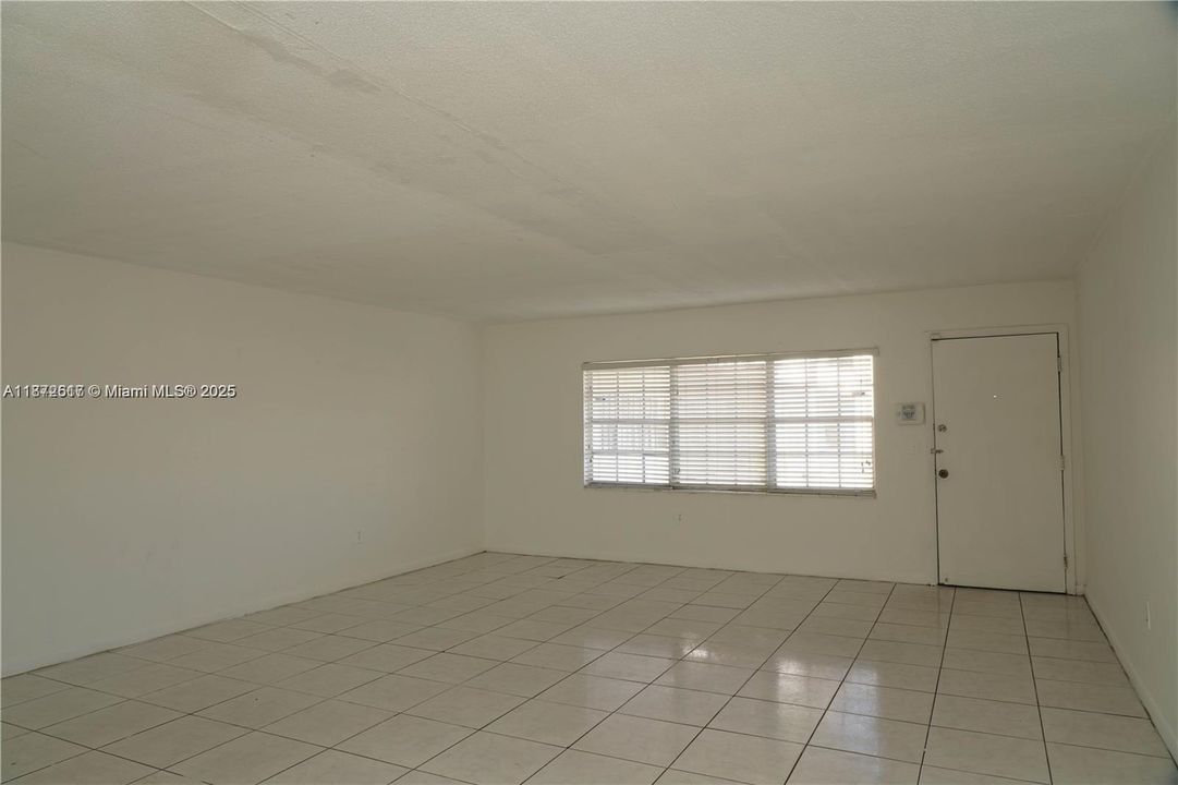 For Sale: $179,900 (1 beds, 1 baths, 1013 Square Feet)