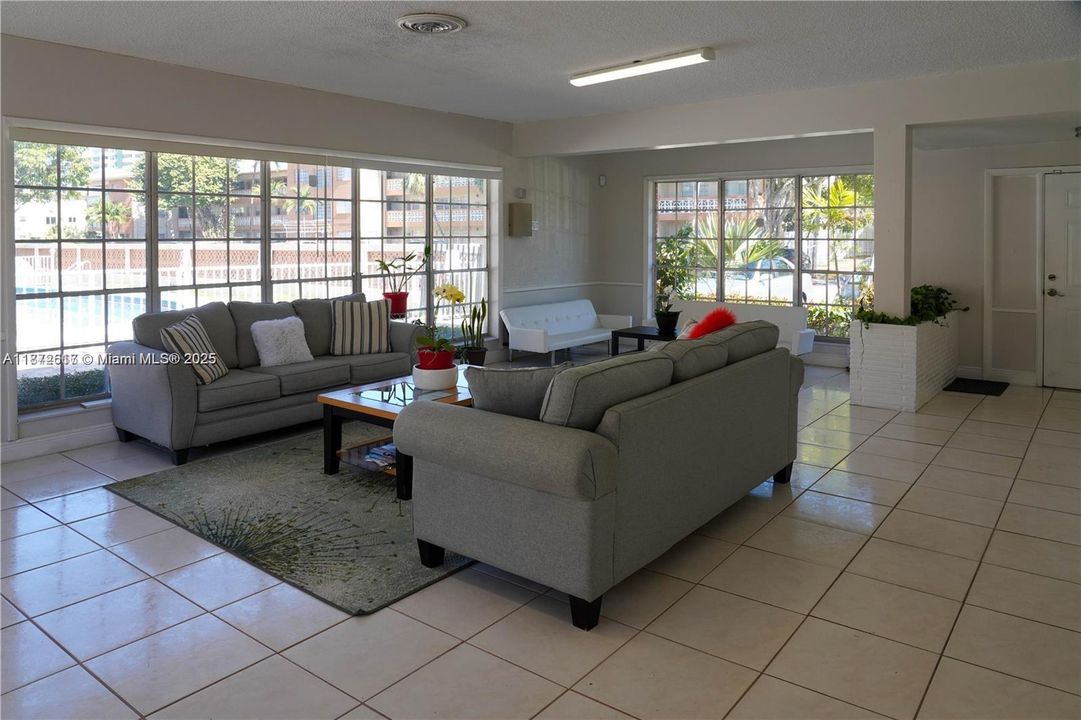 For Sale: $179,900 (1 beds, 1 baths, 1013 Square Feet)