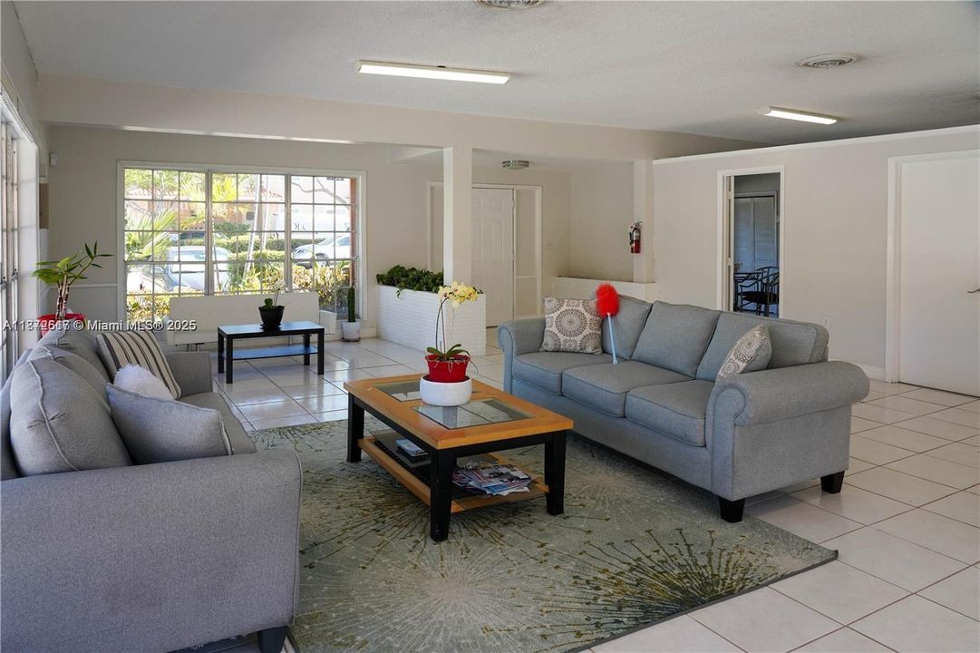For Sale: $179,900 (1 beds, 1 baths, 1013 Square Feet)