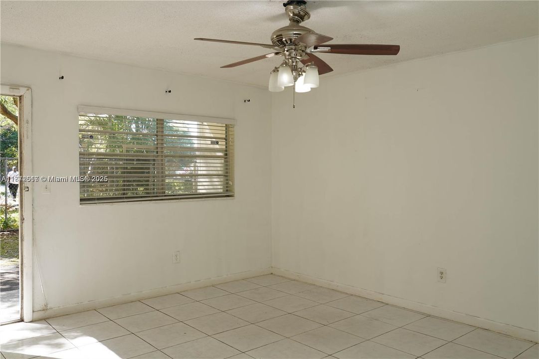 For Sale: $179,900 (1 beds, 1 baths, 1013 Square Feet)
