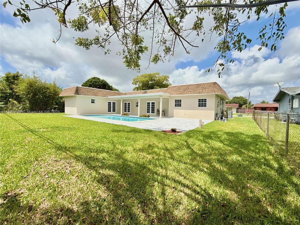 Vendido Recientemente: $698,500 (3 camas, 2 baños, 1842 Pies cuadrados)