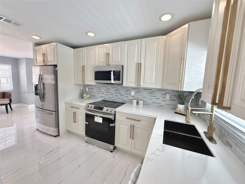 Vendido Recientemente: $698,500 (3 camas, 2 baños, 1842 Pies cuadrados)