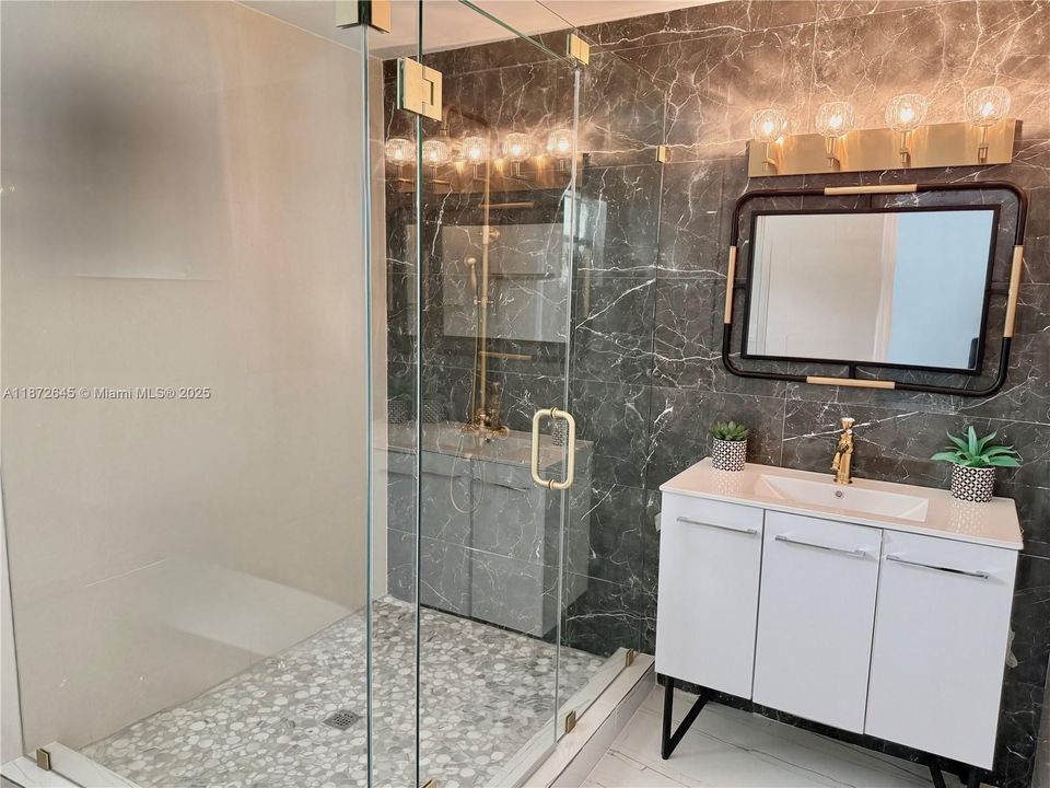 Vendido Recientemente: $698,500 (3 camas, 2 baños, 1842 Pies cuadrados)