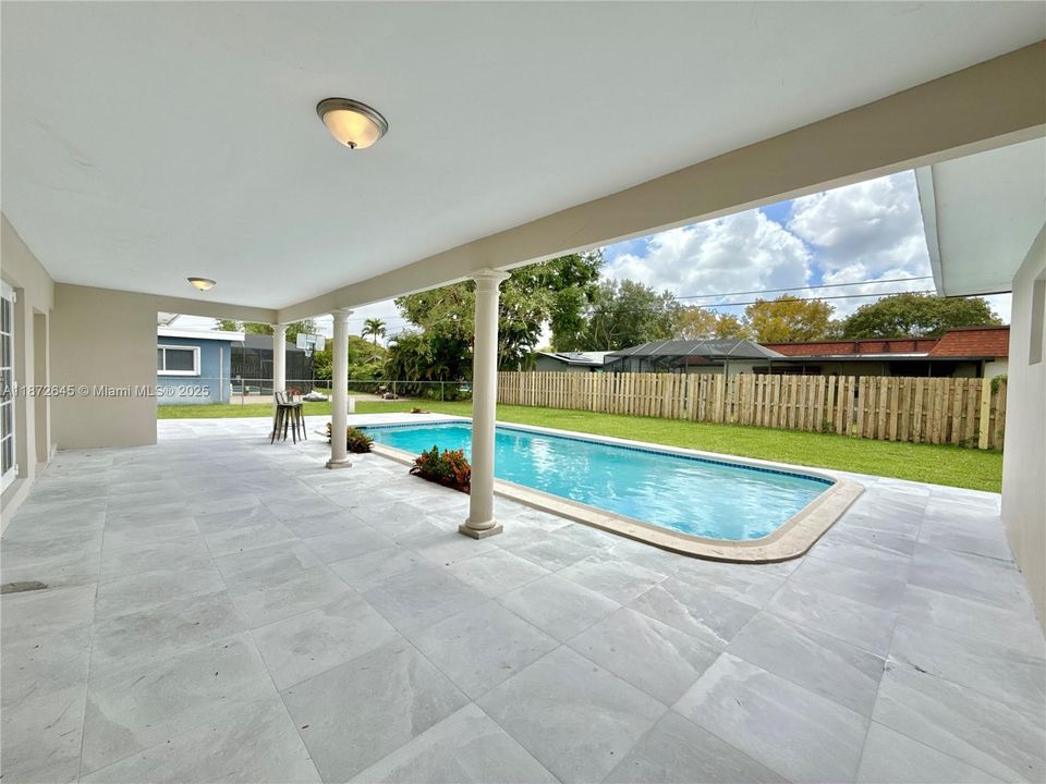 Vendido Recientemente: $698,500 (3 camas, 2 baños, 1842 Pies cuadrados)