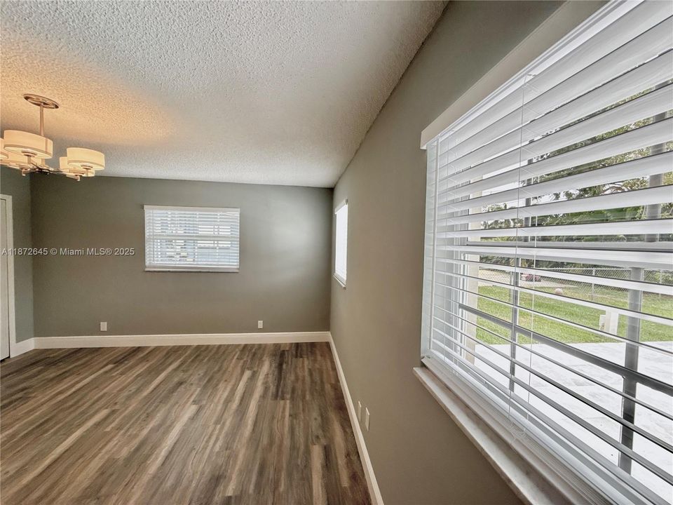 Vendido Recientemente: $698,500 (3 camas, 2 baños, 1842 Pies cuadrados)