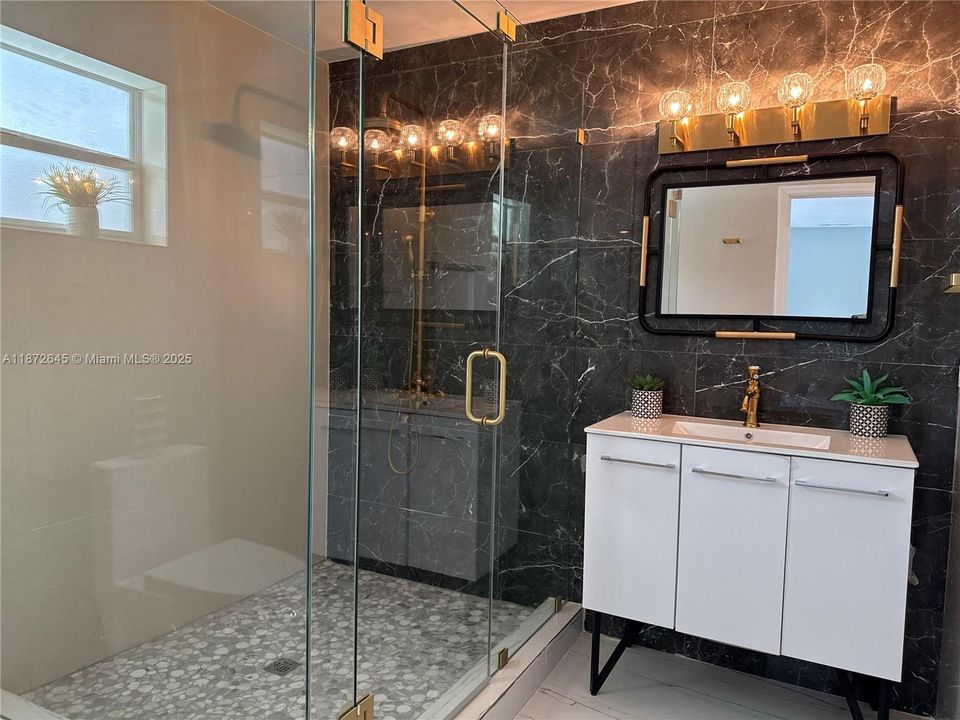 Vendido Recientemente: $698,500 (3 camas, 2 baños, 1842 Pies cuadrados)