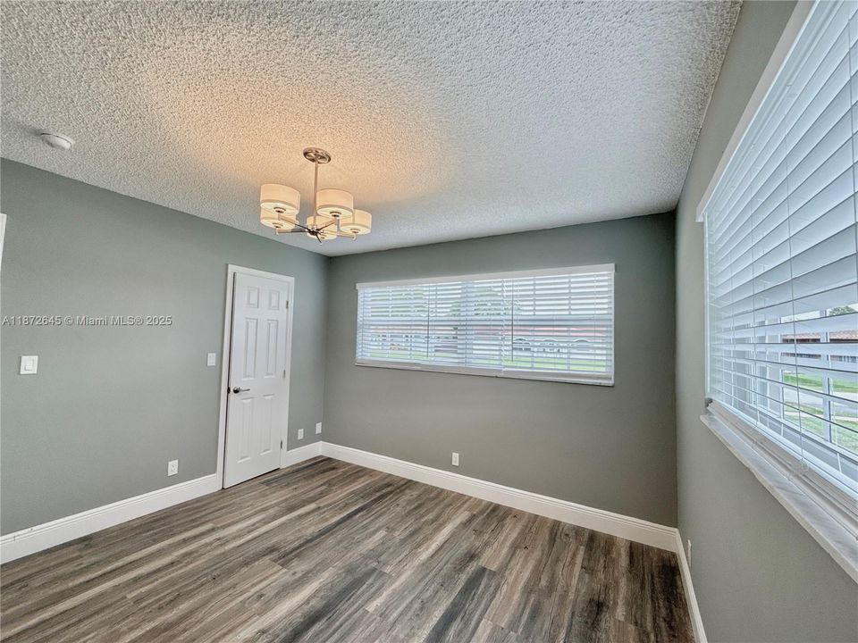 Vendido Recientemente: $698,500 (3 camas, 2 baños, 1842 Pies cuadrados)